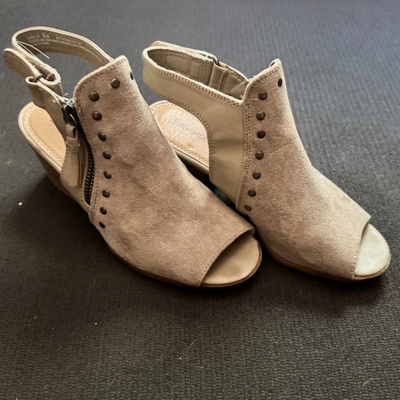 Baretraps Sandals - Picture 1 of 3